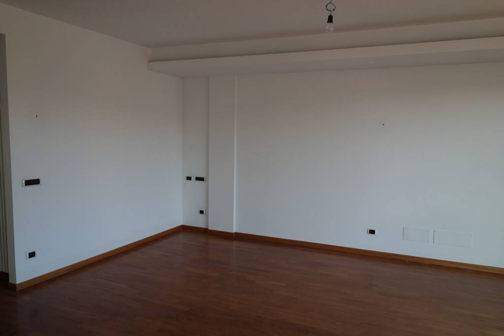 locale commerciale in affitto a Porto San Giorgio