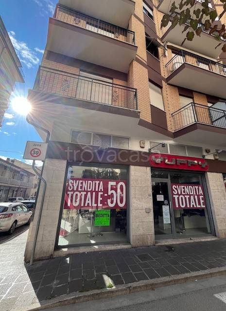 negozio in affitto a Porto San Giorgio