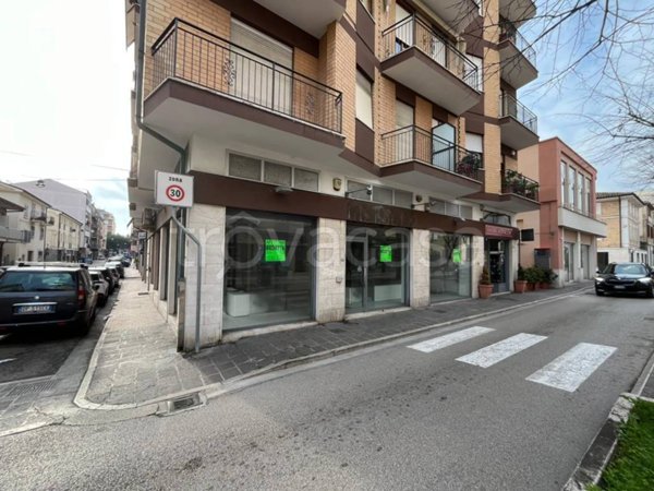 locale commerciale in affitto a Porto San Giorgio