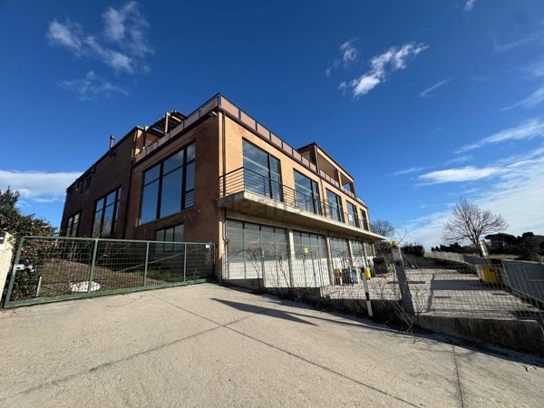 locale commerciale in affitto a Porto San Giorgio