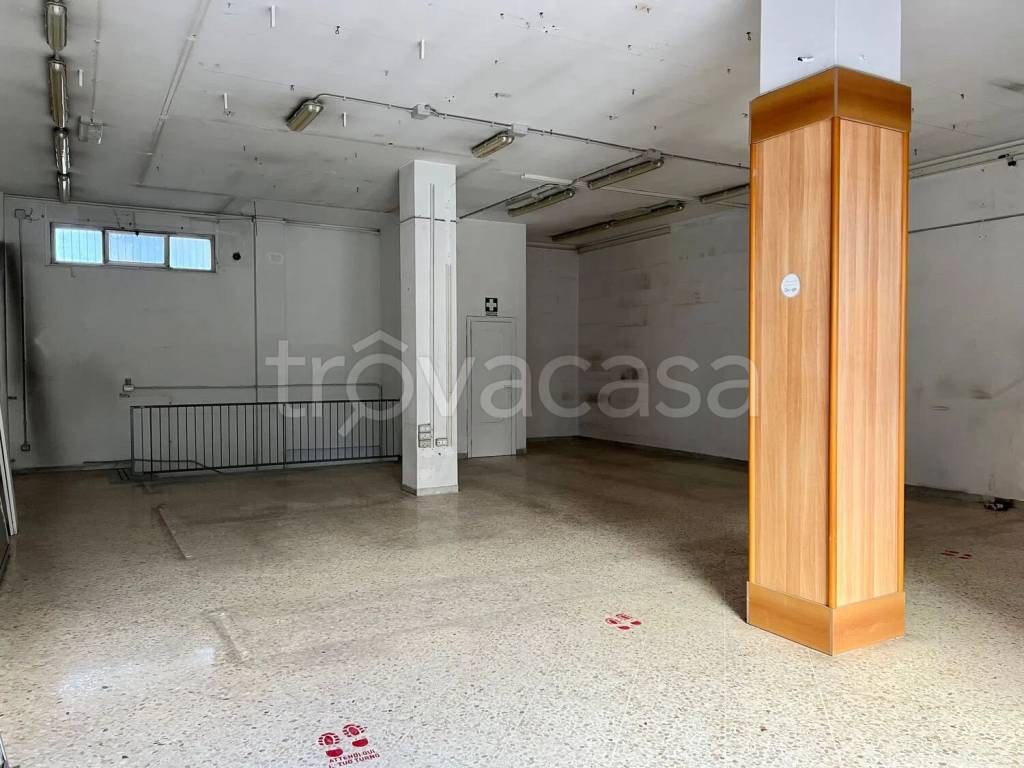 negozio in affitto ad Andria