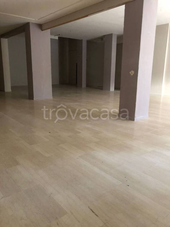 negozio in affitto a Barletta in zona Settefrati