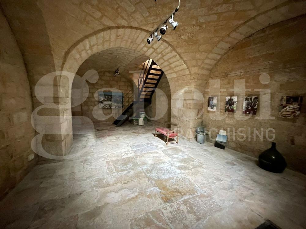 negozio in affitto a Barletta in zona Santa Maria