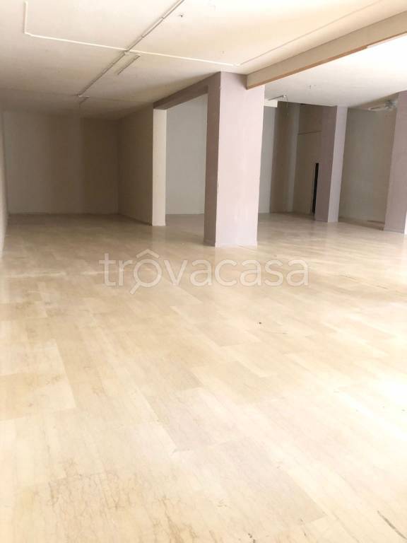 negozio in affitto a Barletta in zona Settefrati