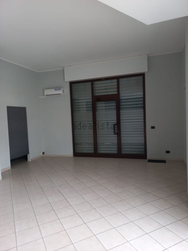 locale commerciale in affitto a Barletta