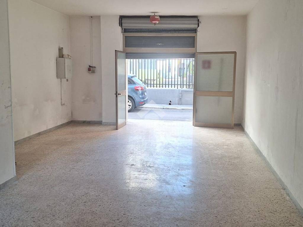 negozio in affitto a Barletta in zona Borgovilla
