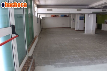 locale commerciale in affitto a Canosa di Puglia