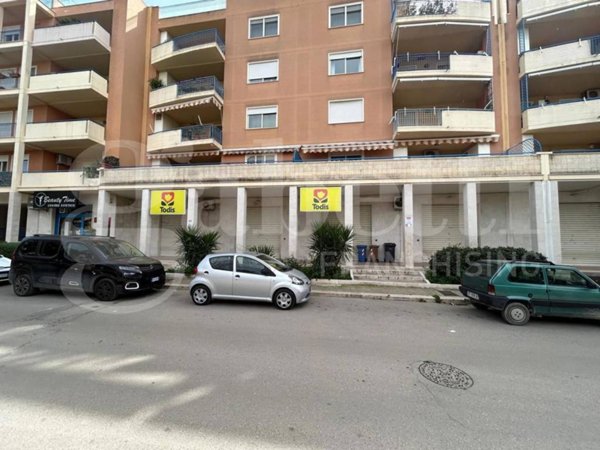 negozio in affitto a Canosa di Puglia