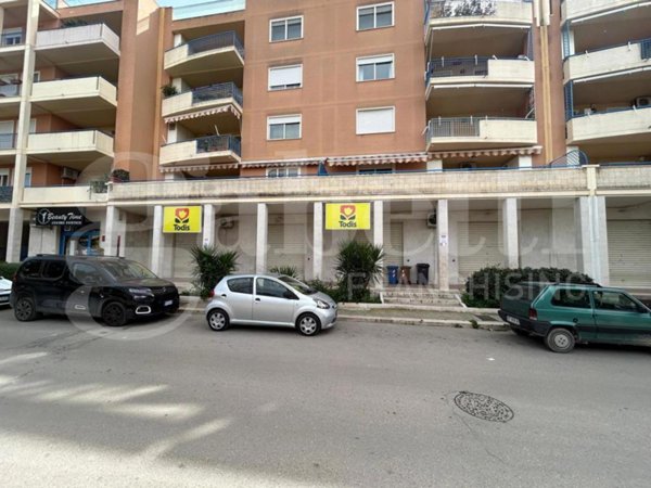 negozio in affitto a Canosa di Puglia
