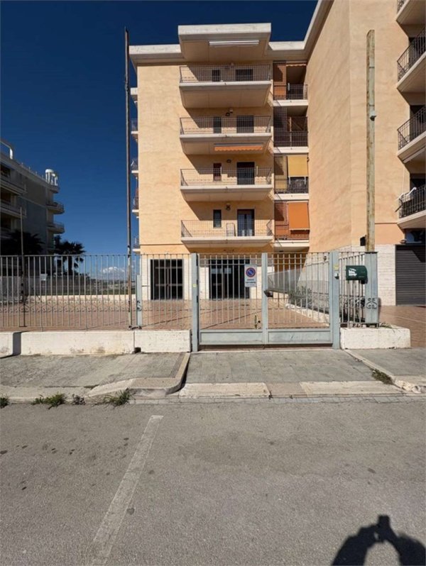 negozio in affitto a Canosa di Puglia