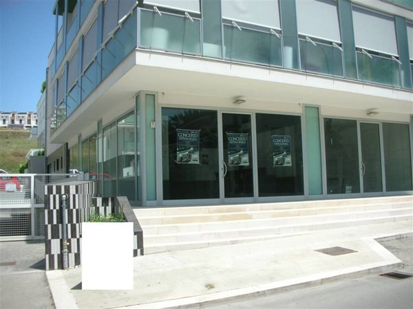 negozio in affitto a Canosa di Puglia