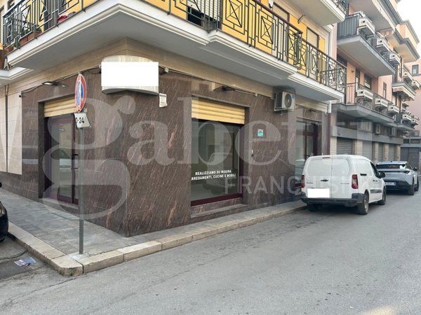 negozio in affitto a Canosa di Puglia