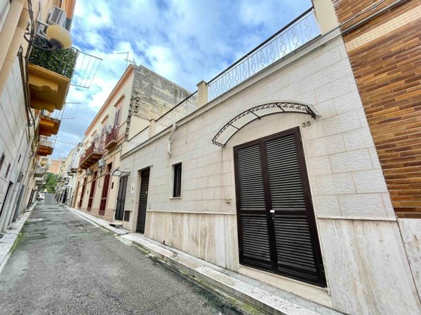 locale commerciale in affitto a Canosa di Puglia