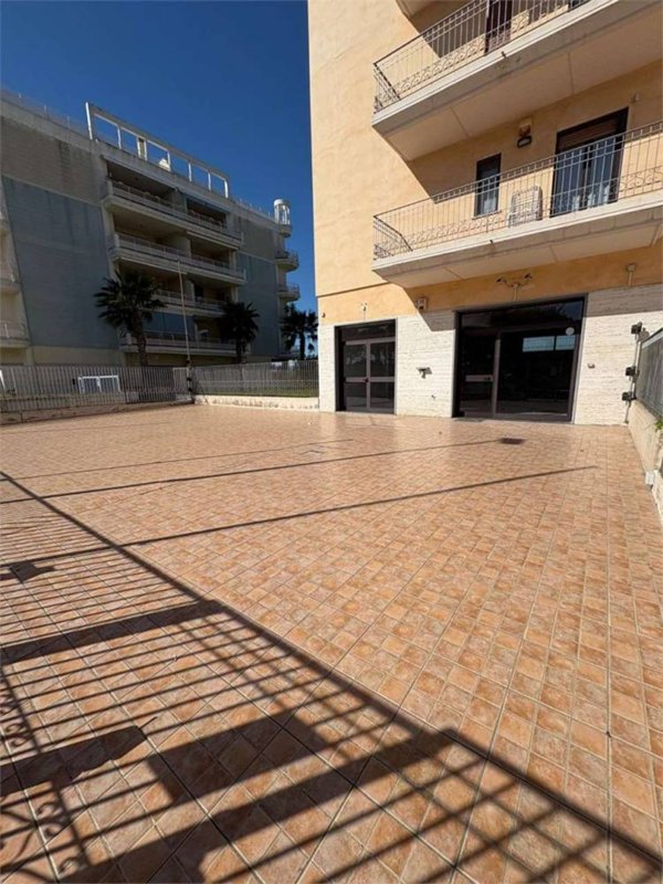 negozio in affitto a Canosa di Puglia
