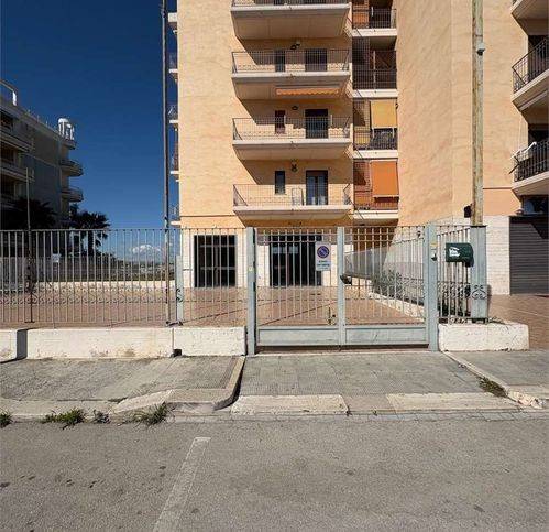 negozio in affitto a Canosa di Puglia