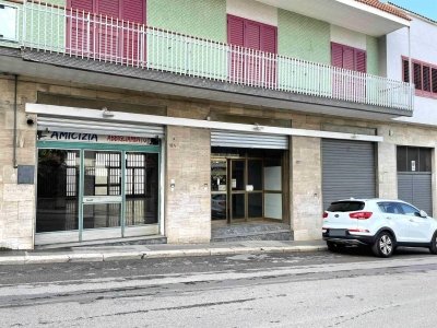 locale commerciale in affitto a Canosa di Puglia