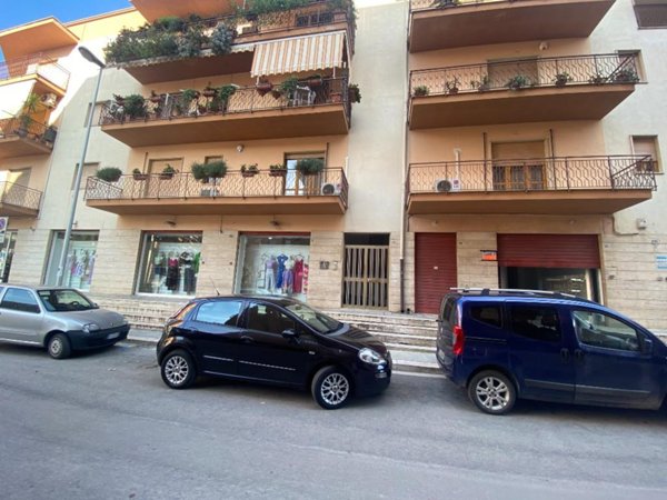 locale commerciale in affitto a Canosa di Puglia