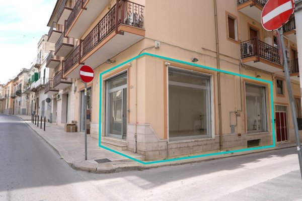 locale commerciale in affitto a Canosa di Puglia