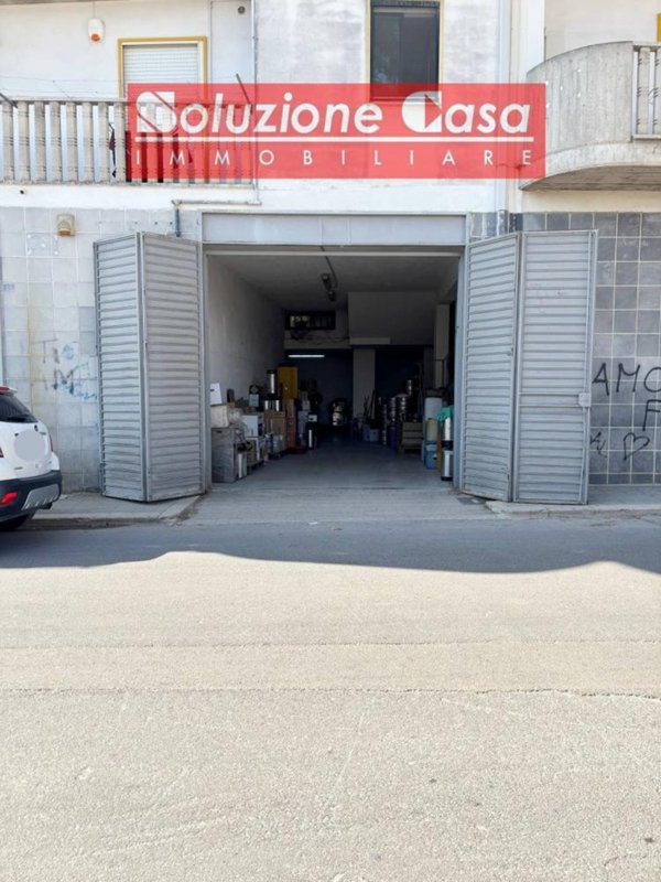 locale commerciale in affitto a Canosa di Puglia