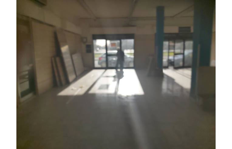 negozio in affitto a Margherita di Savoia