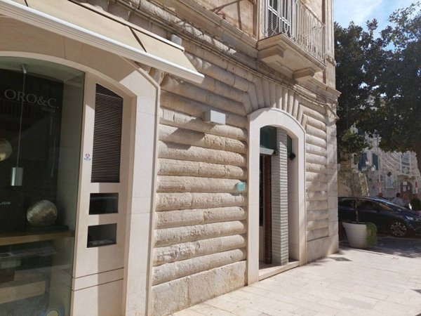 negozio in affitto a Trani in zona Borgo Medievale