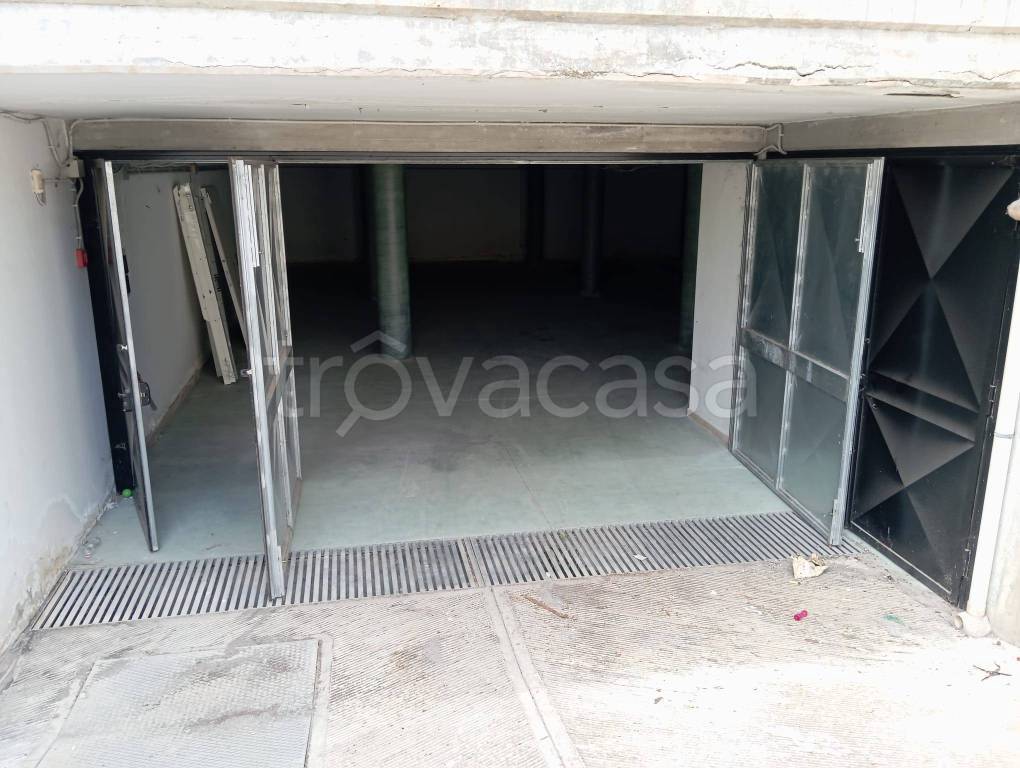 locale commerciale in affitto a Trani
