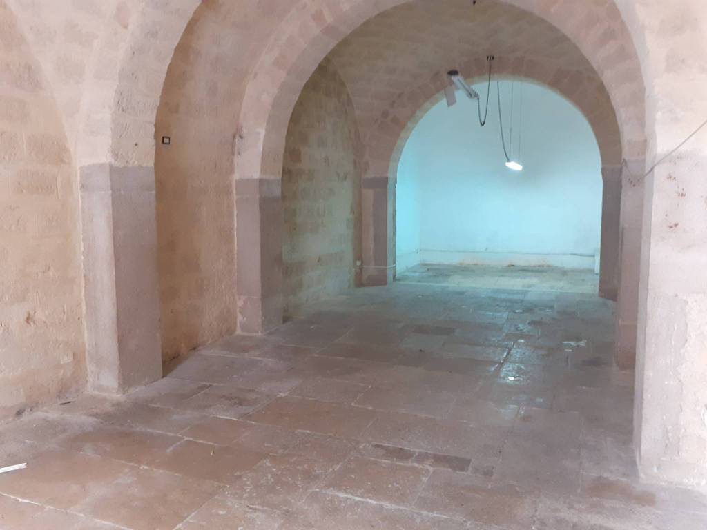 negozio in affitto a Trani in zona Borgo Ottocentesco