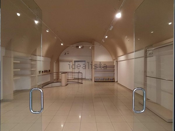 locale commerciale in affitto a Trani