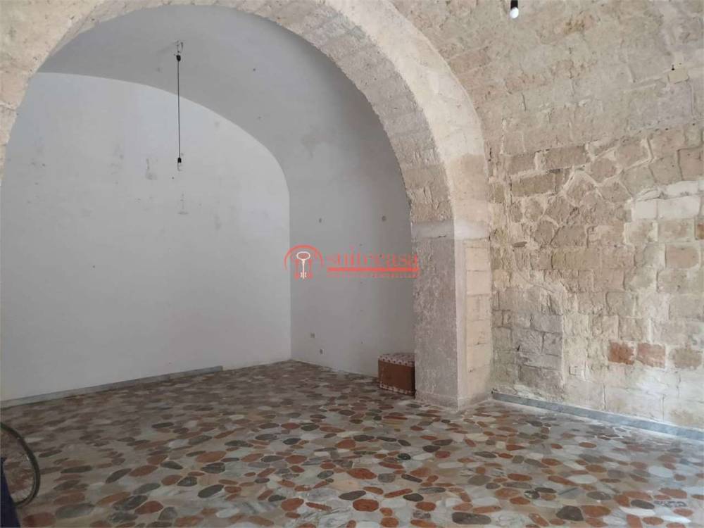 negozio in affitto a Trani in zona Borgo Medievale