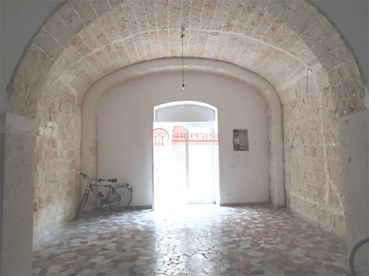 negozio in affitto a Trani in zona Borgo Medievale
