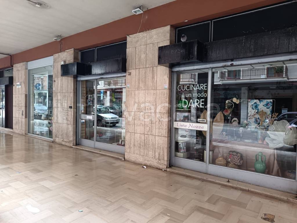 negozio in affitto a Trani