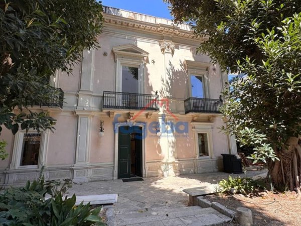negozio in affitto a Trani in zona Borgo Ottocentesco