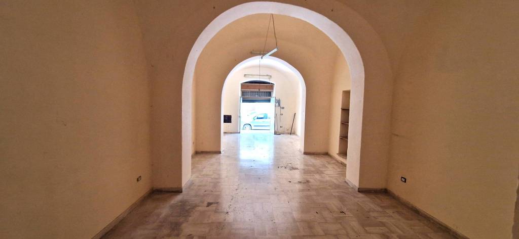 negozio in affitto a Trani in zona Borgo Ottocentesco