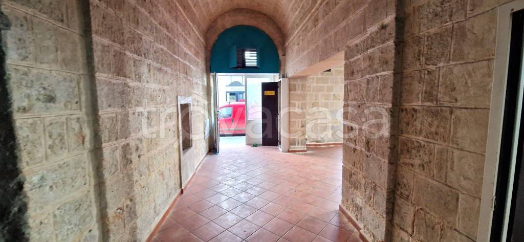 negozio in affitto a Trani in zona Borgo Ottocentesco