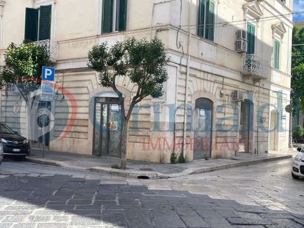 negozio in affitto a Trani in zona Borgo Ottocentesco