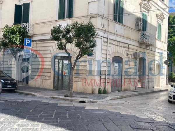 negozio in affitto a Trani in zona Borgo Ottocentesco
