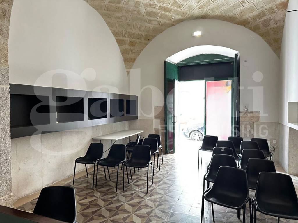 negozio in affitto a Trani in zona Borgo Ottocentesco
