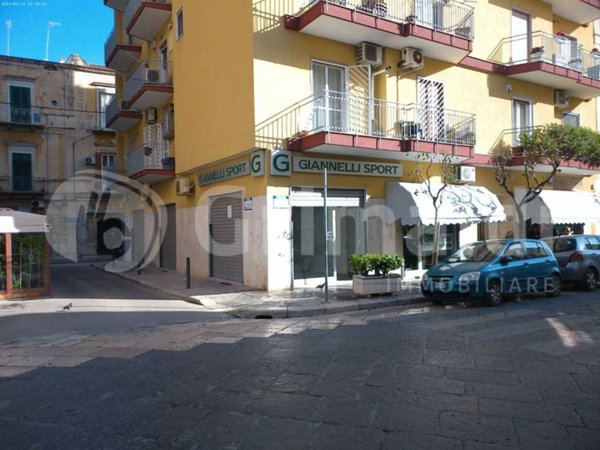 negozio in affitto a Trani