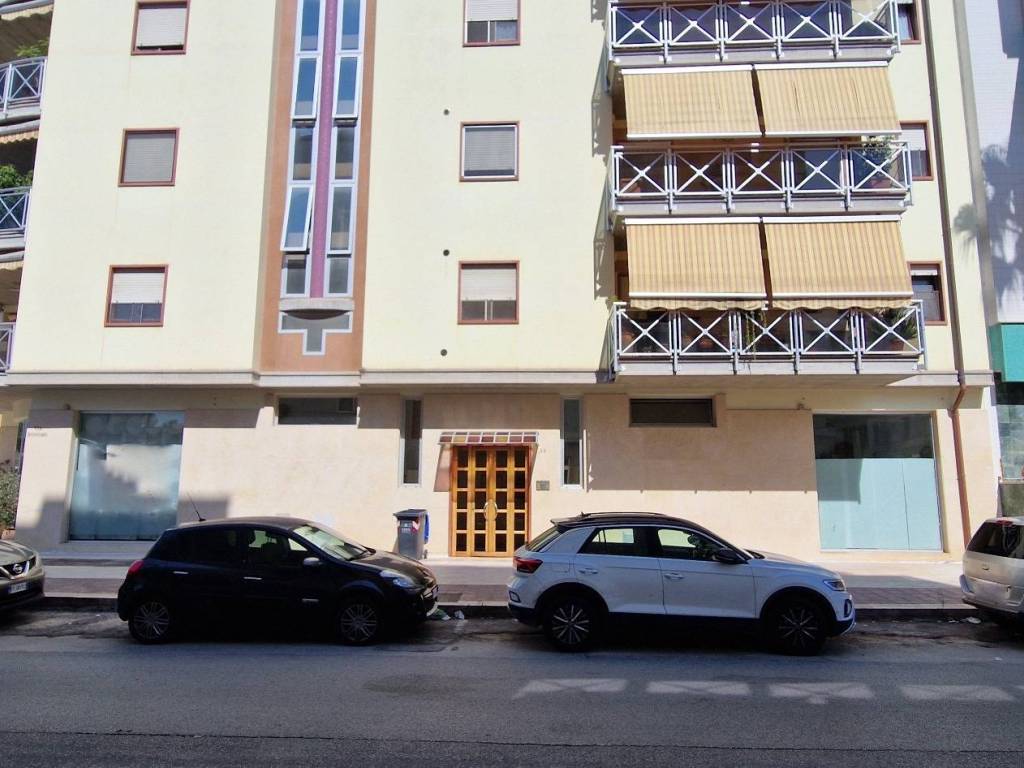 negozio in affitto a Trani