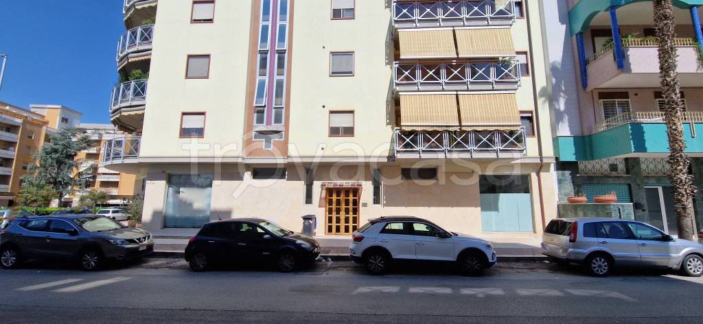 negozio in affitto a Trani