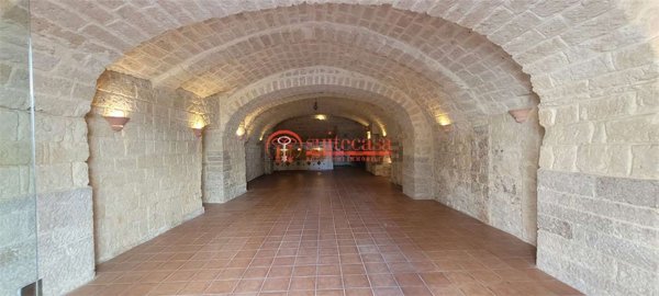 negozio in affitto a Trani in zona Borgo Medievale