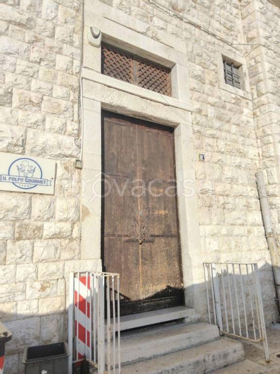 negozio in affitto a Trani in zona Borgo Medievale