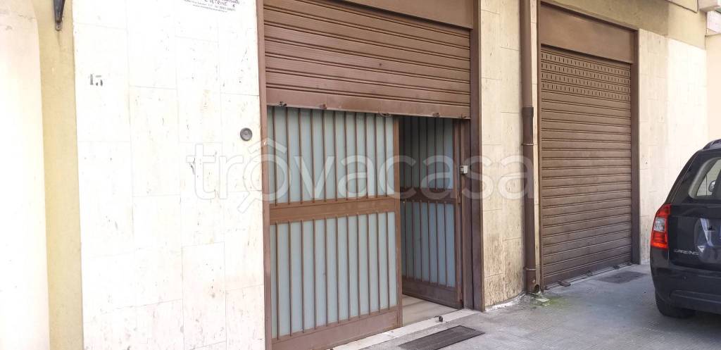 negozio in affitto a Trani