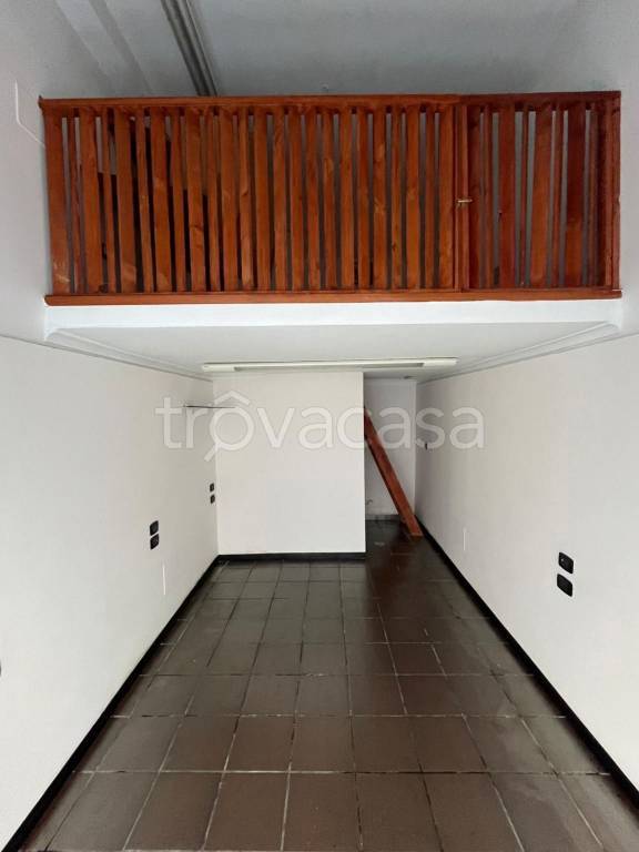 negozio in affitto a Trani