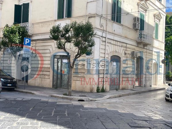 negozio in affitto a Trani in zona Borgo Ottocentesco