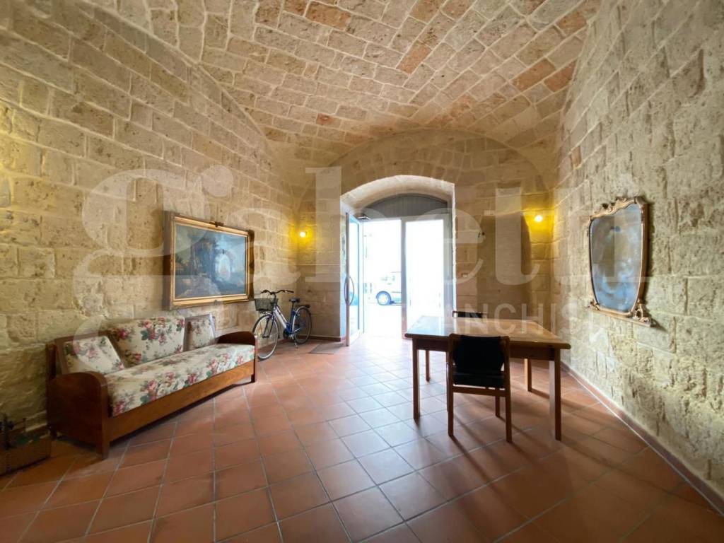 negozio in affitto a Trani in zona Borgo Ottocentesco