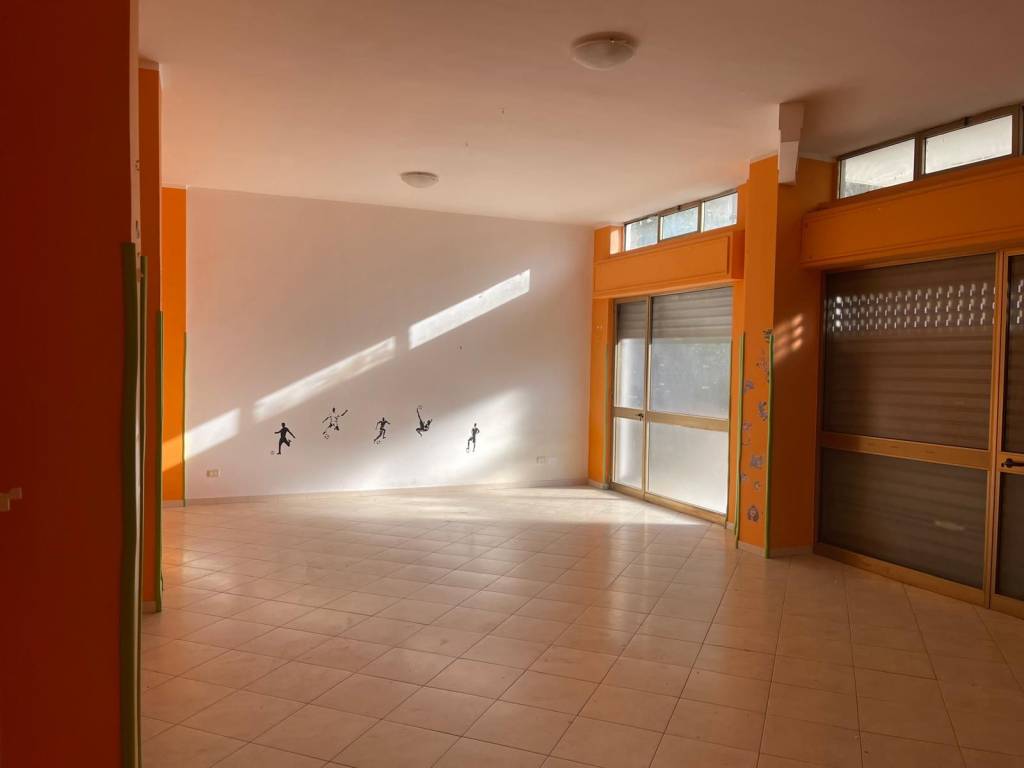 negozio in affitto a Trani