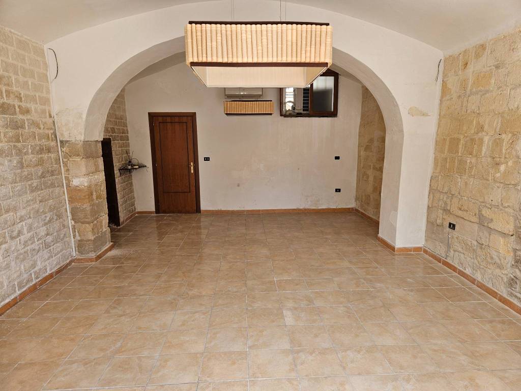 negozio in affitto a Trani in zona Borgo Medievale