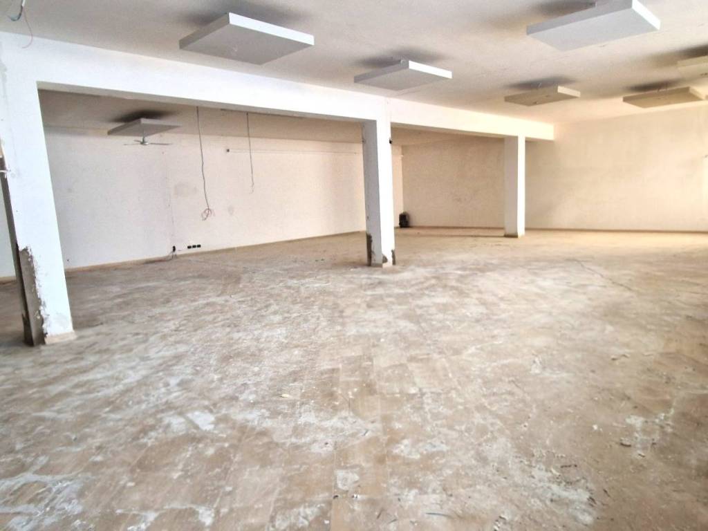 negozio in affitto a Trani