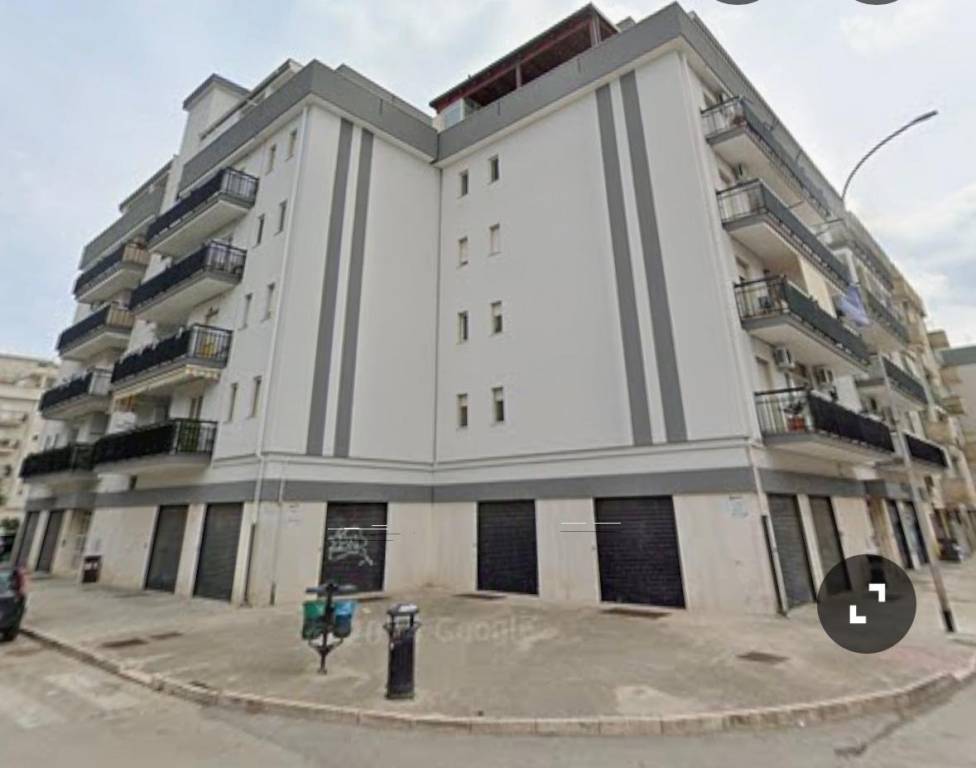 negozio in affitto a Trani